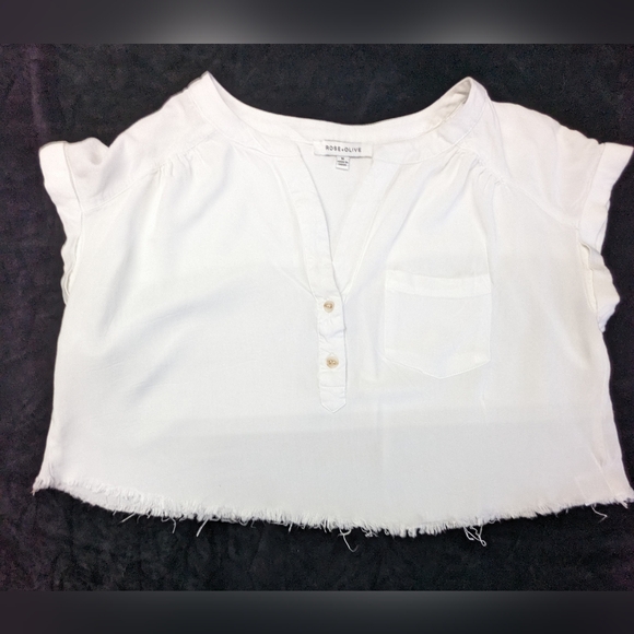 Rose & Olive Top Women's cropped white distressed hem Size M Short sleeve W-1 - Picture 3 of 8